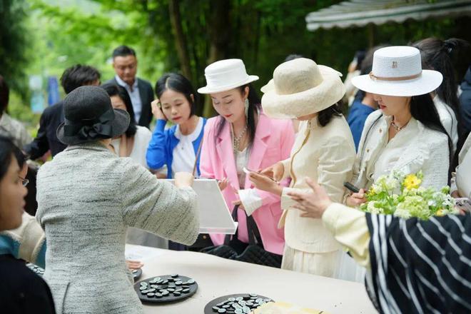 定秀”里藏着“春天里的彭州”ag真人平台第一游戏这场“高(图12)