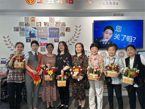 翼站开展母亲节公益服务AG真人网重庆电信爱心
